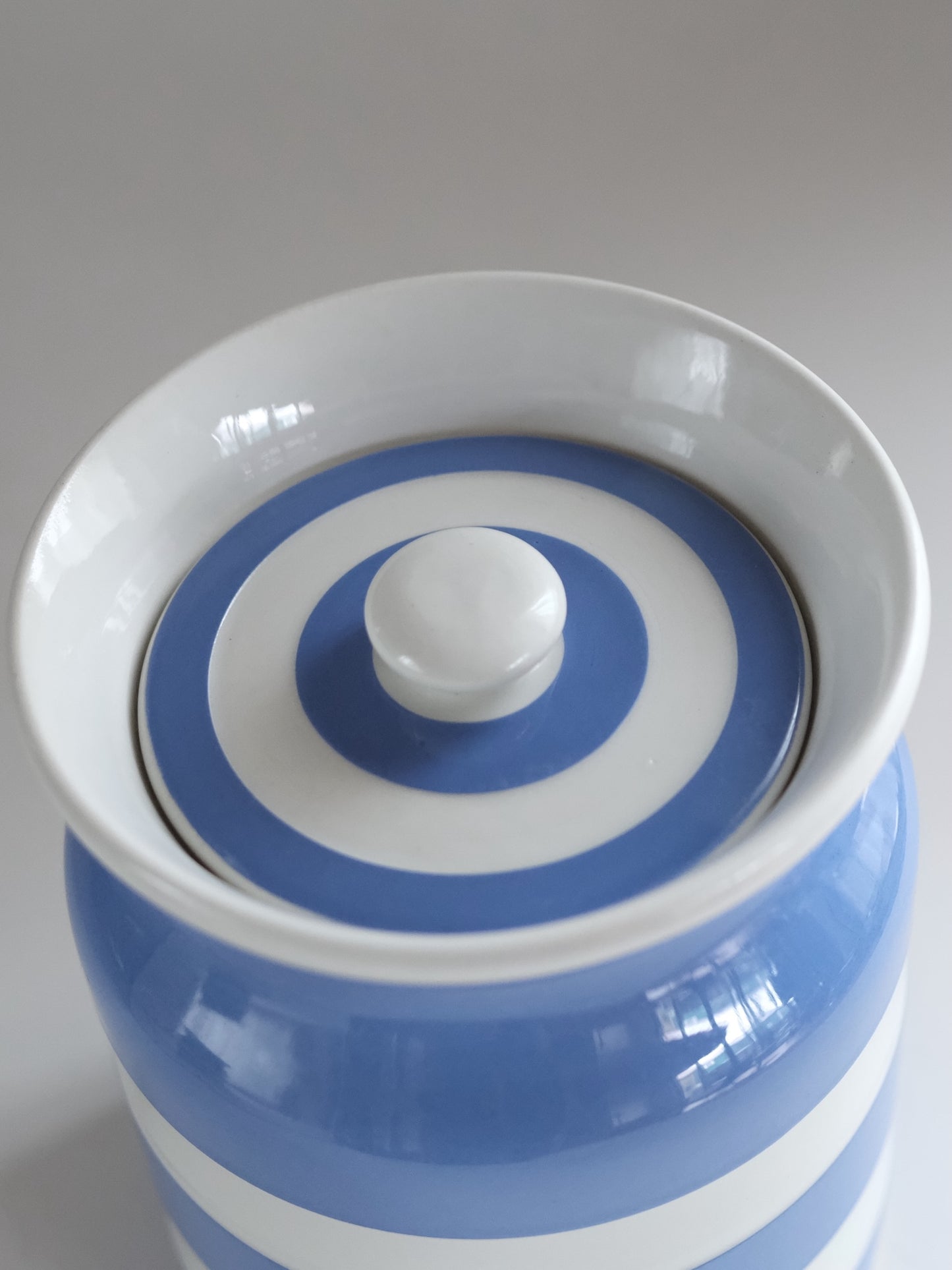 T.G. Green Storage Jar “Cornishware” – Large (c.1930s–40s)